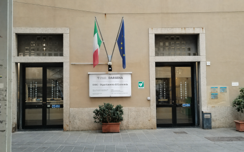 L'immagine riproduce le due porte di entrata del Dipartimento di Economia