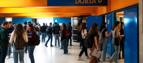 Immagine decorativa, priva di contenuto informativo, rappresenta studentesse e studenti che stanno entrando nelle aule al quarto piano